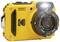 Fotocamera digitale gialla impermeabile con obiettivo zoom grandangolare 4x, adatta per riprese subacquee fino a 15 metri di profondità.