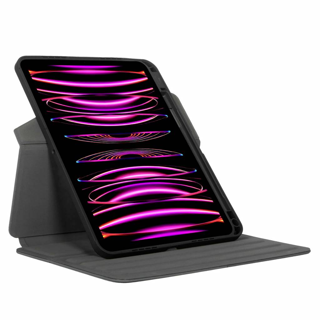 Tablet in custodia nera con display astratto e multicolore che si illumina in onde di rosa e viola.