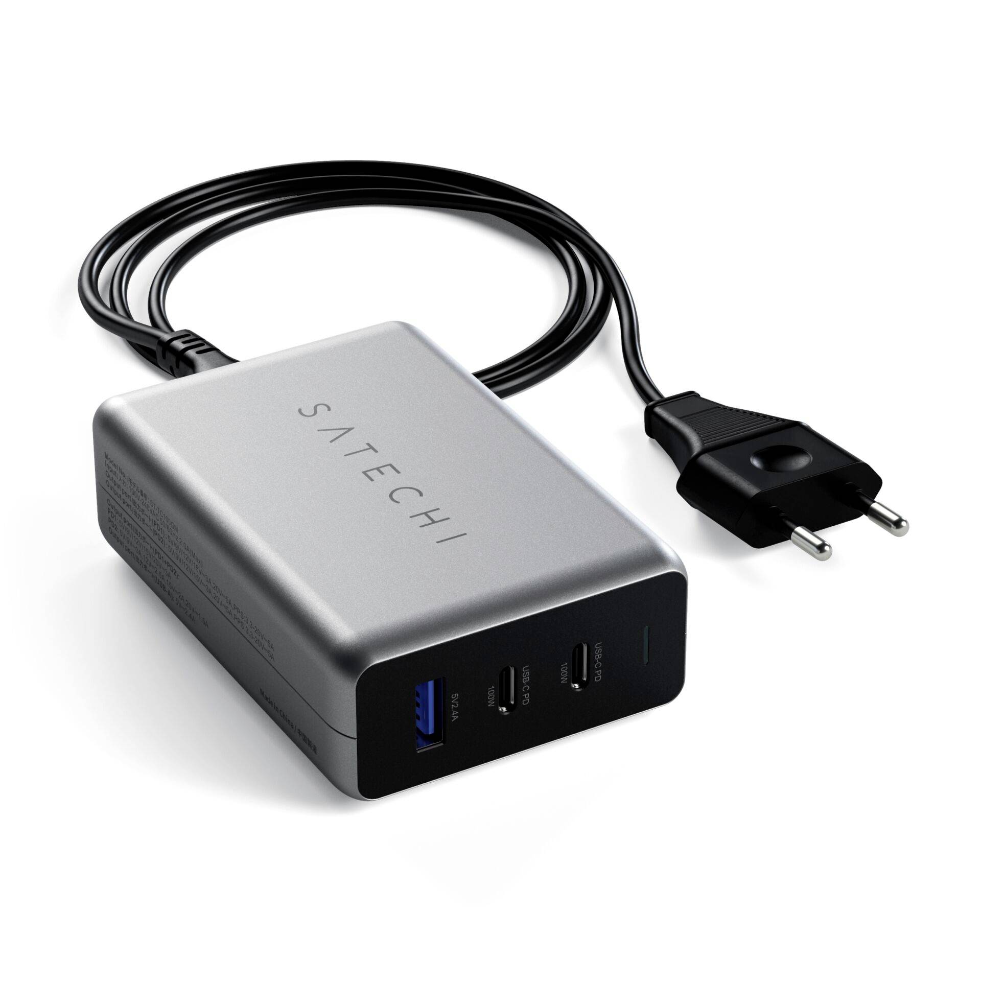 Un caricabatterie argentato di Satechi con due porte USB-C, una porta USB-A e un cavo di alimentazione integrato con spina europea.