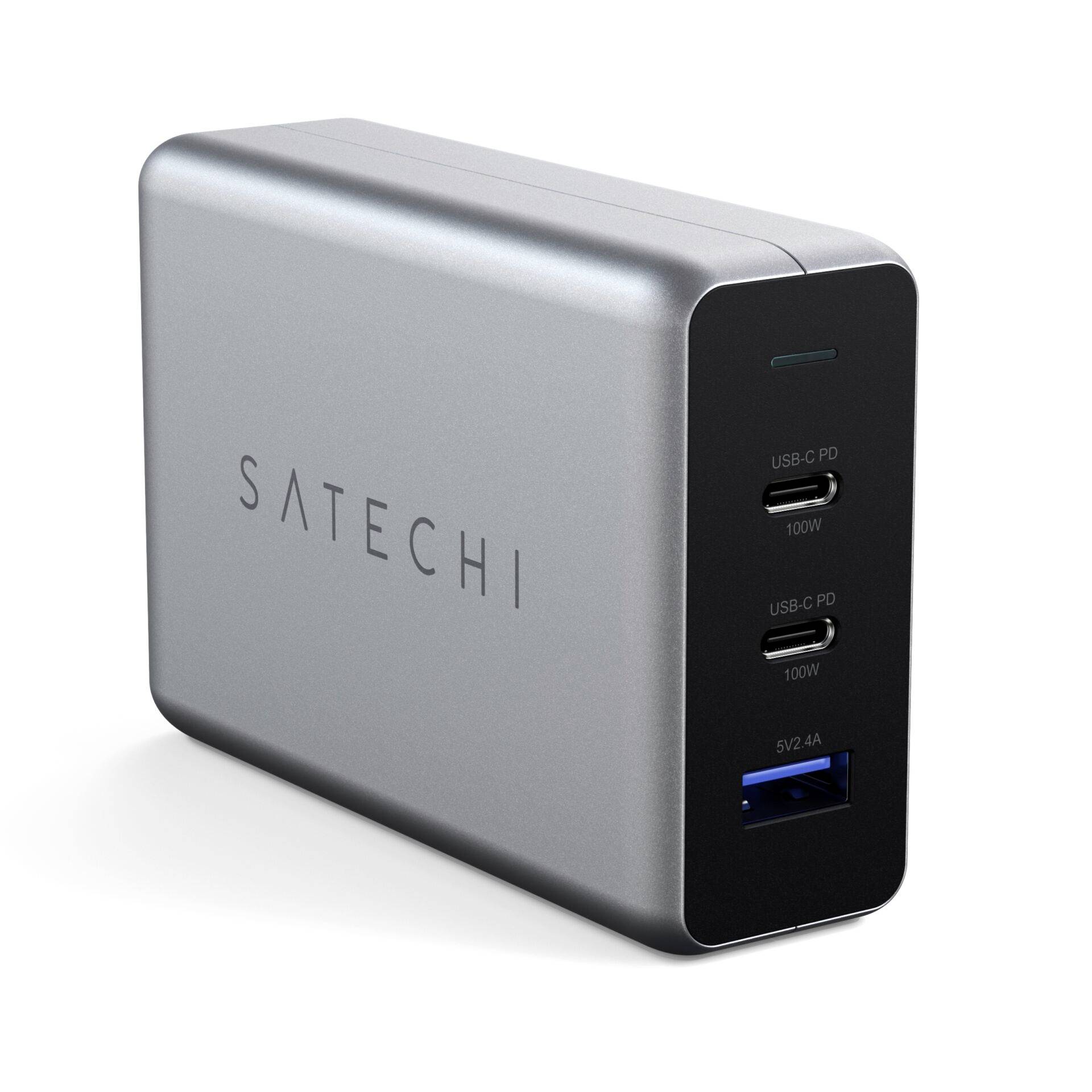 Caricabatterie grigio con la scritta 'SATECHI'. Possiede due porte USB-C e una porta USB-A sul lato.