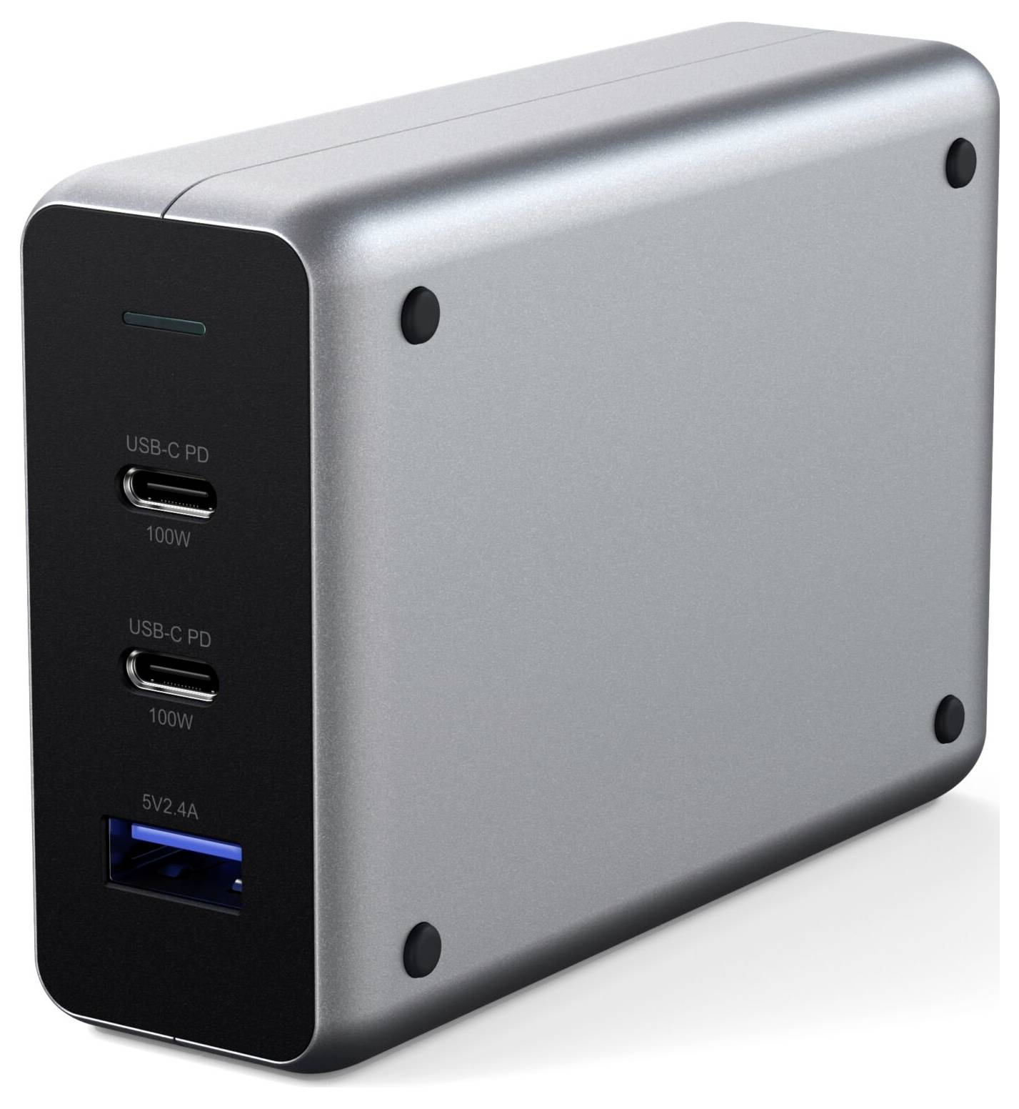Un caricabatterie grigio con due porte USB-C (ciascuna da 100W) e una porta USB-A (5V, 2.4A) sul lato frontale.