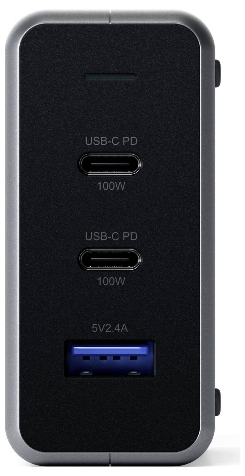 Un caricabatterie nero con due porte USB-C PD, ciascuna da 100W, e una porta USB con 5V 2.4A.