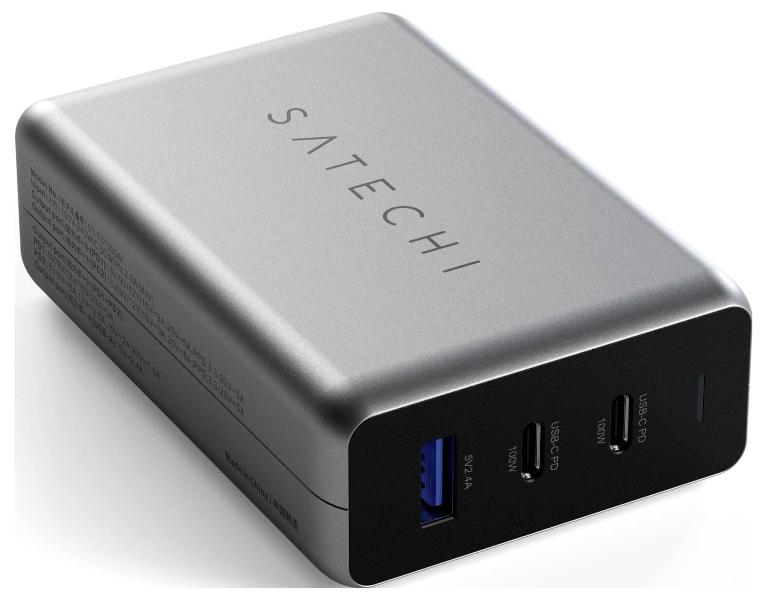 Caricabatterie argentato Satechi con due porte USB-C e una porta USB-A, adatto per la ricarica simultanea di più dispositivi.