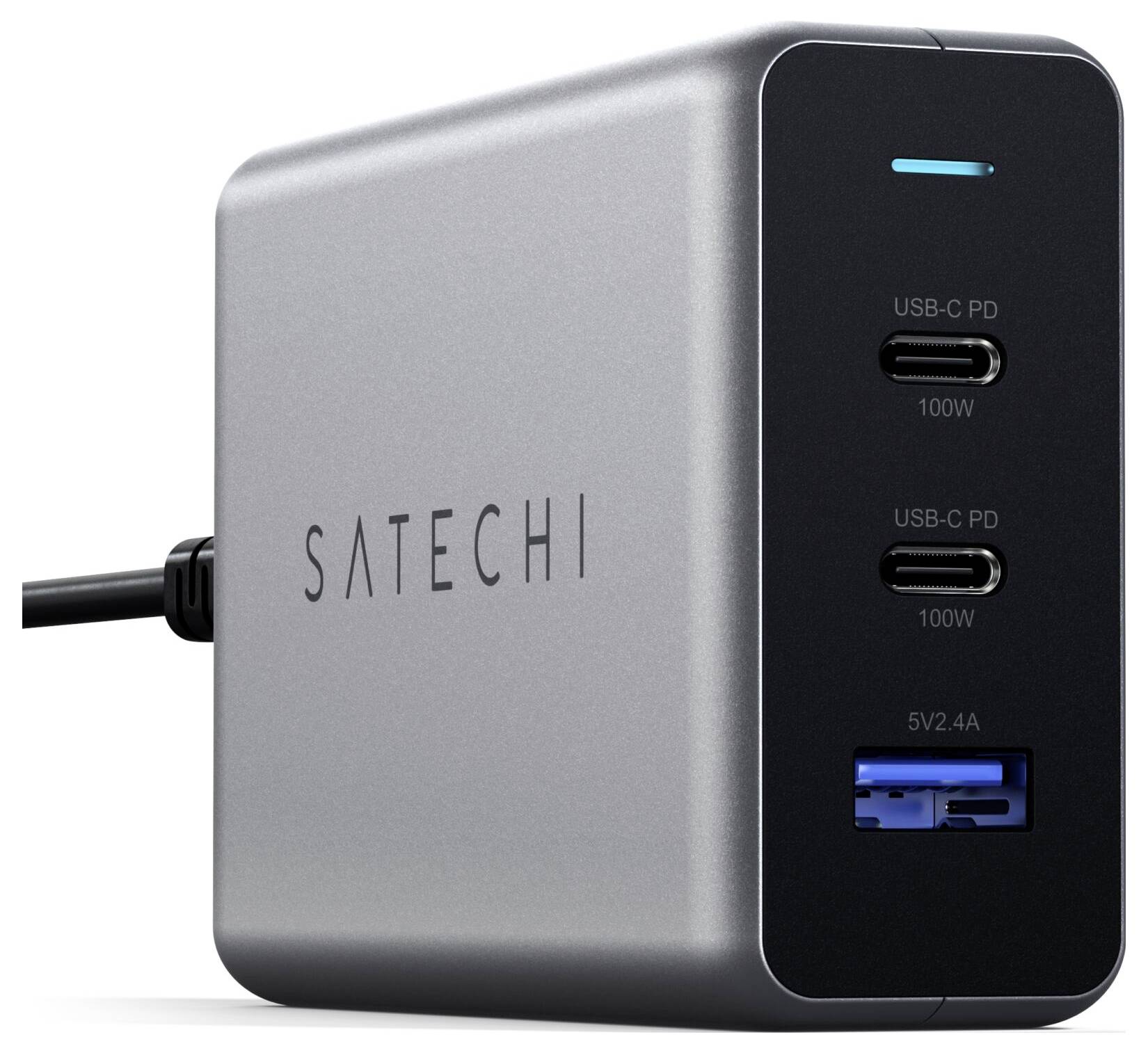 Un caricabatterie Satechi con due porte USB-C e una porta USB-A. Entrambe le porte USB-C supportano 100W, la porta USB-A supporta 5V/2.4A.