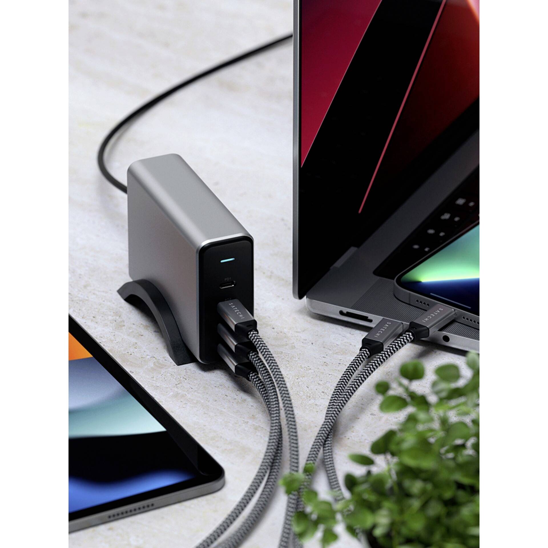 Un laptop e un tablet sono collegati a un caricabatterie con più porte USB.