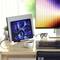 Scrivania da ufficio con tablet, monitor, tastiera, occhiali e tazza. Il monitor mostra strisce verticali colorate, il tablet forme astratte blu.
