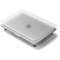 Un laptop chiuso con un involucro traslucido, su uno sfondo bianco.