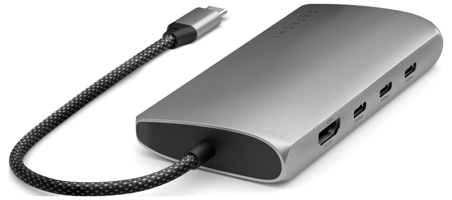 Un hub USB-C grigio con più porte, tra cui HDMI e porte USB, su uno sfondo bianco.