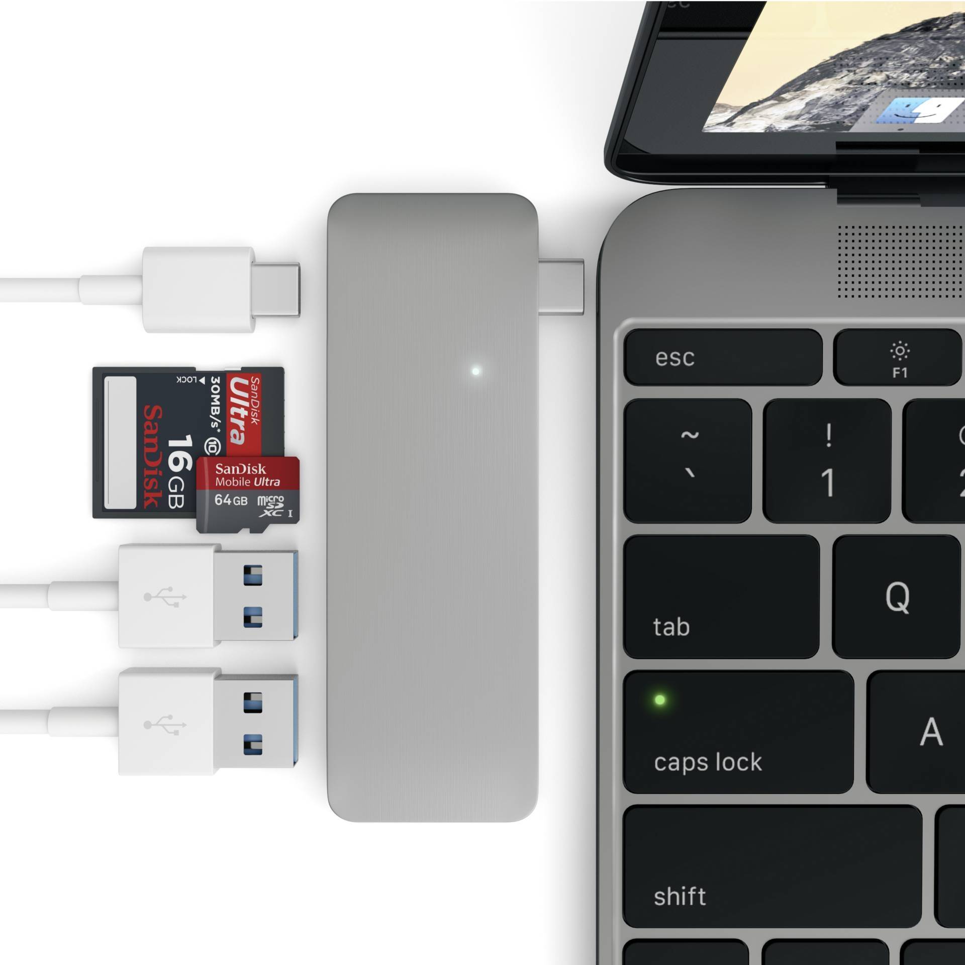 Un laptop con un adattatore collegato mostra due chiavette USB e una scheda SD. L'adattatore amplia le possibilità di connessione.