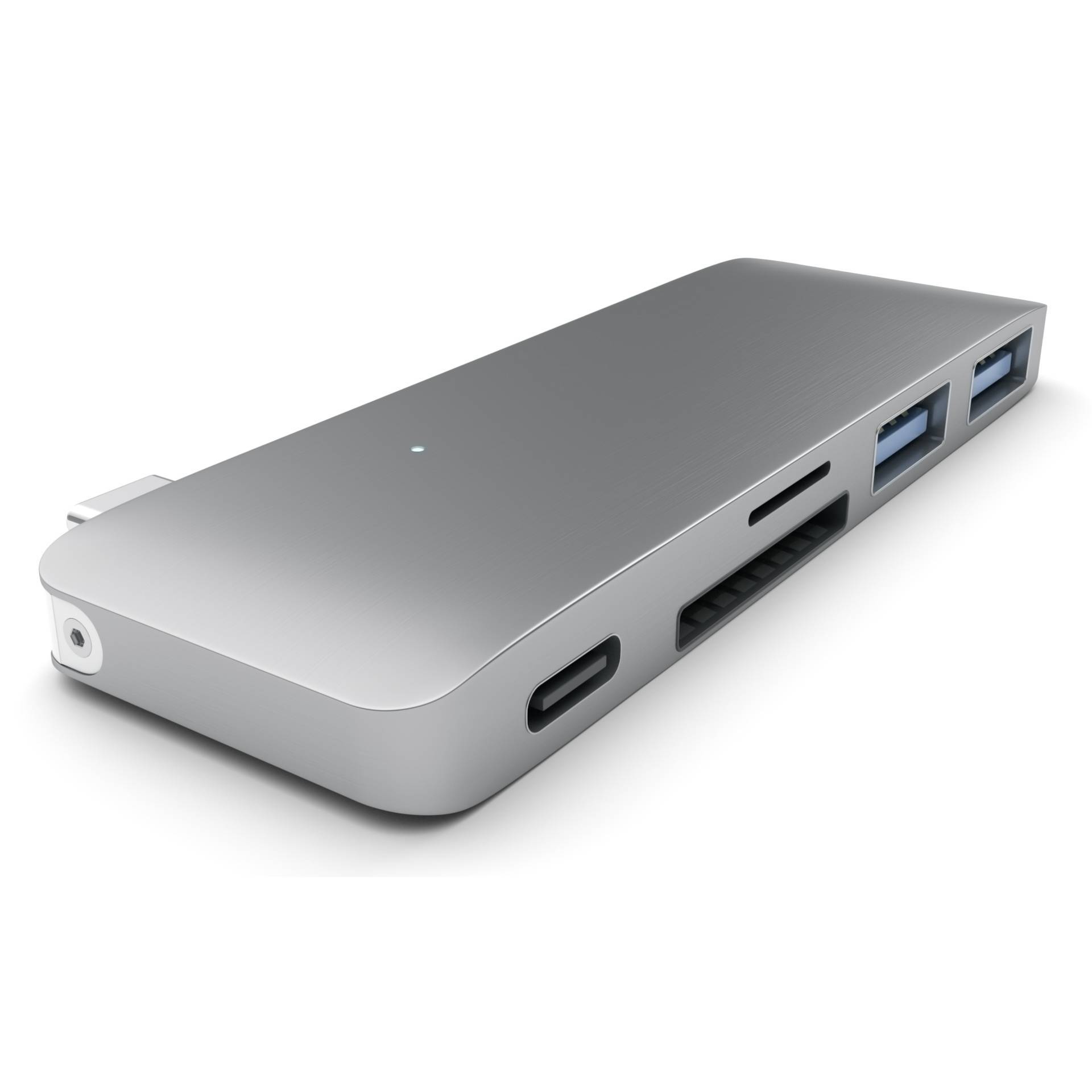 Un hub USB-C argentato con più porte, tra cui USB-A, USB-C e uno slot per schede SD, è posizionato davanti a uno sfondo bianco.
