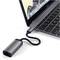 Un laptop con un adattatore USB-C collegato a una porta Ethernet mostra la possibilità di connessione alla rete.