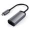 Adattatore da USB-C a Ethernet in metallo in vendita. A sinistra un connettore USB-C, a destra una porta Ethernet. Collega dispositivi a reti Ethernet.