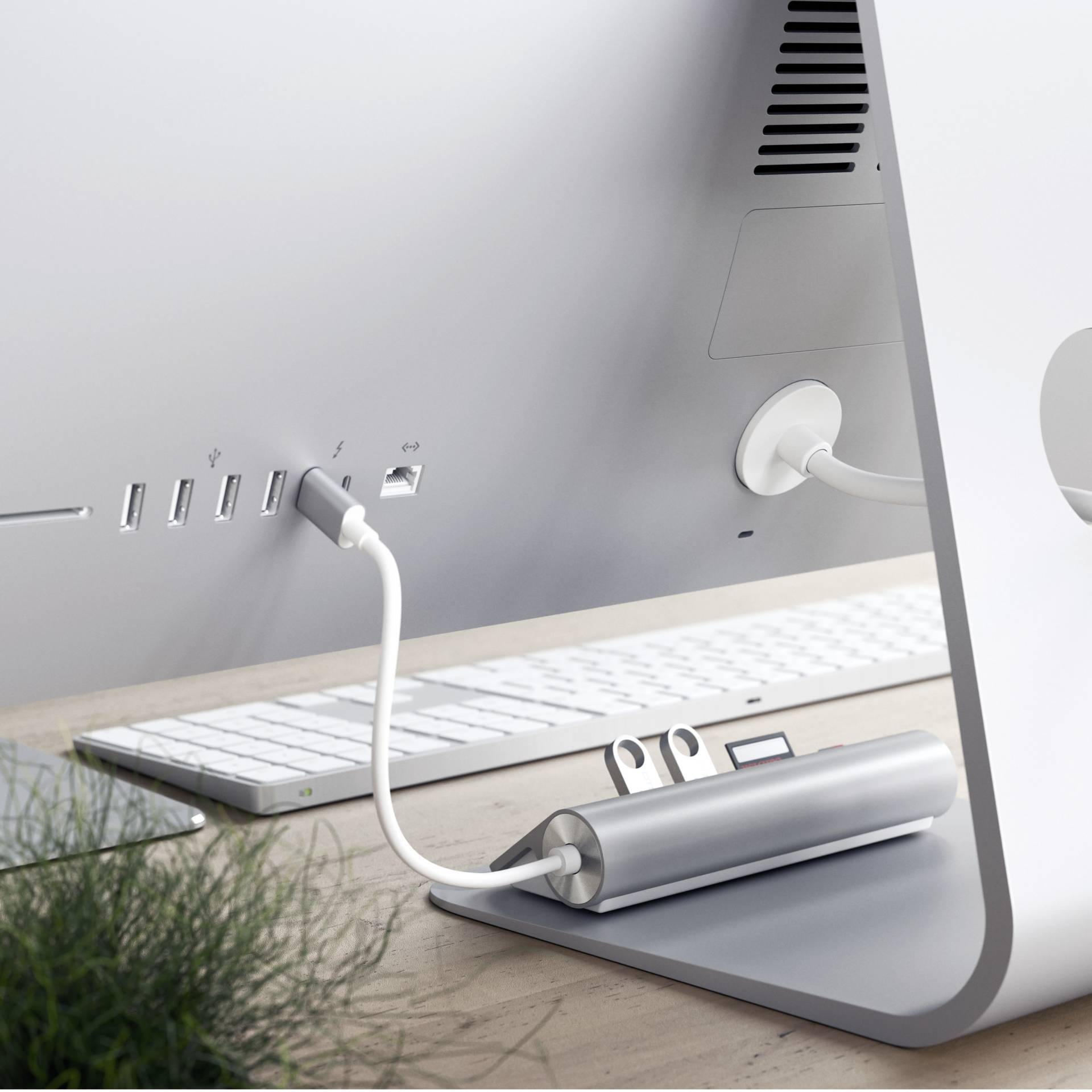 Retro di un computer con dispositivi USB collegati. Una tastiera è posizionata sulla scrivania.