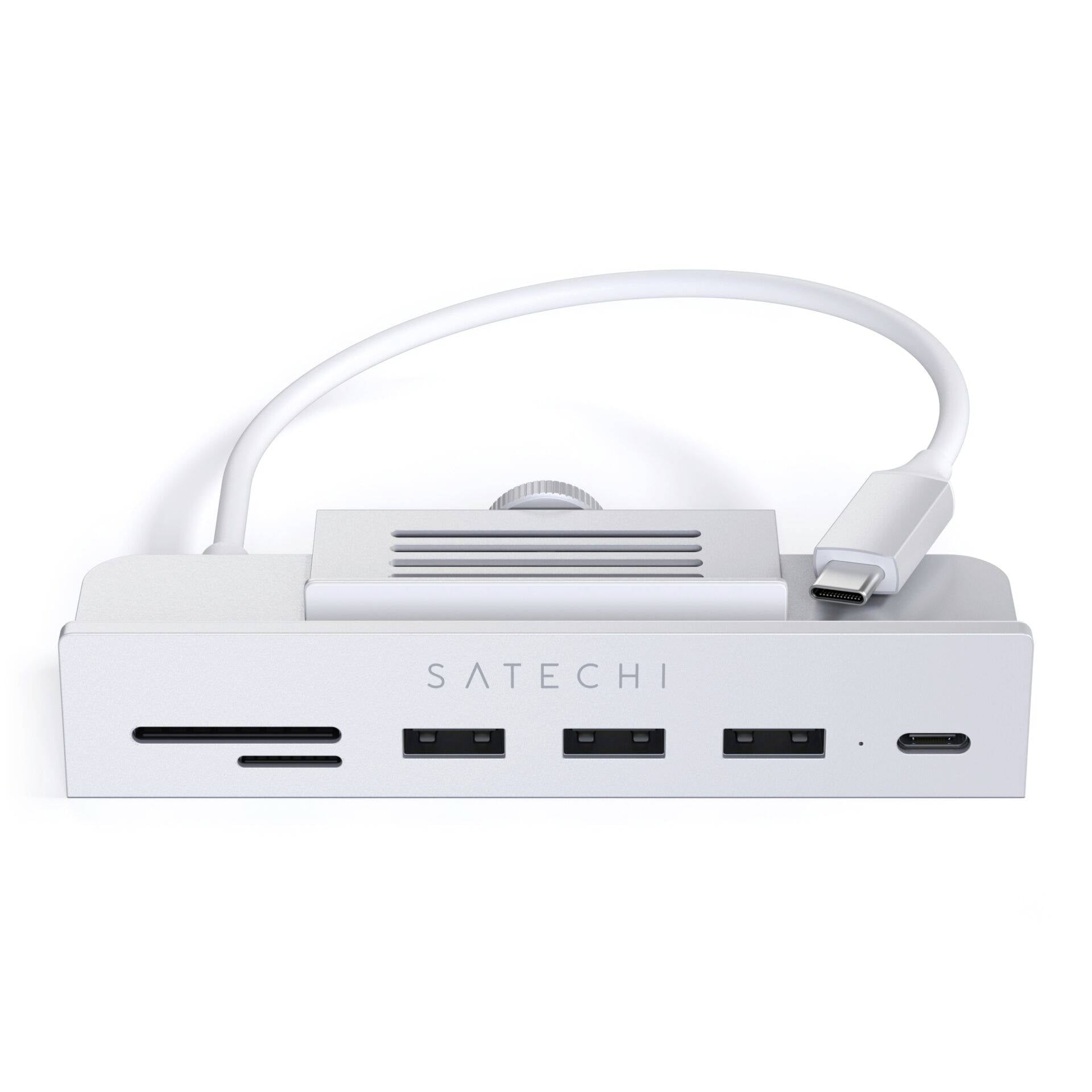 Una stazione di aggancio USB-C color argento di Satechi con molteplici porte: lettore di schede SD, porte USB-A e porta di ricarica.