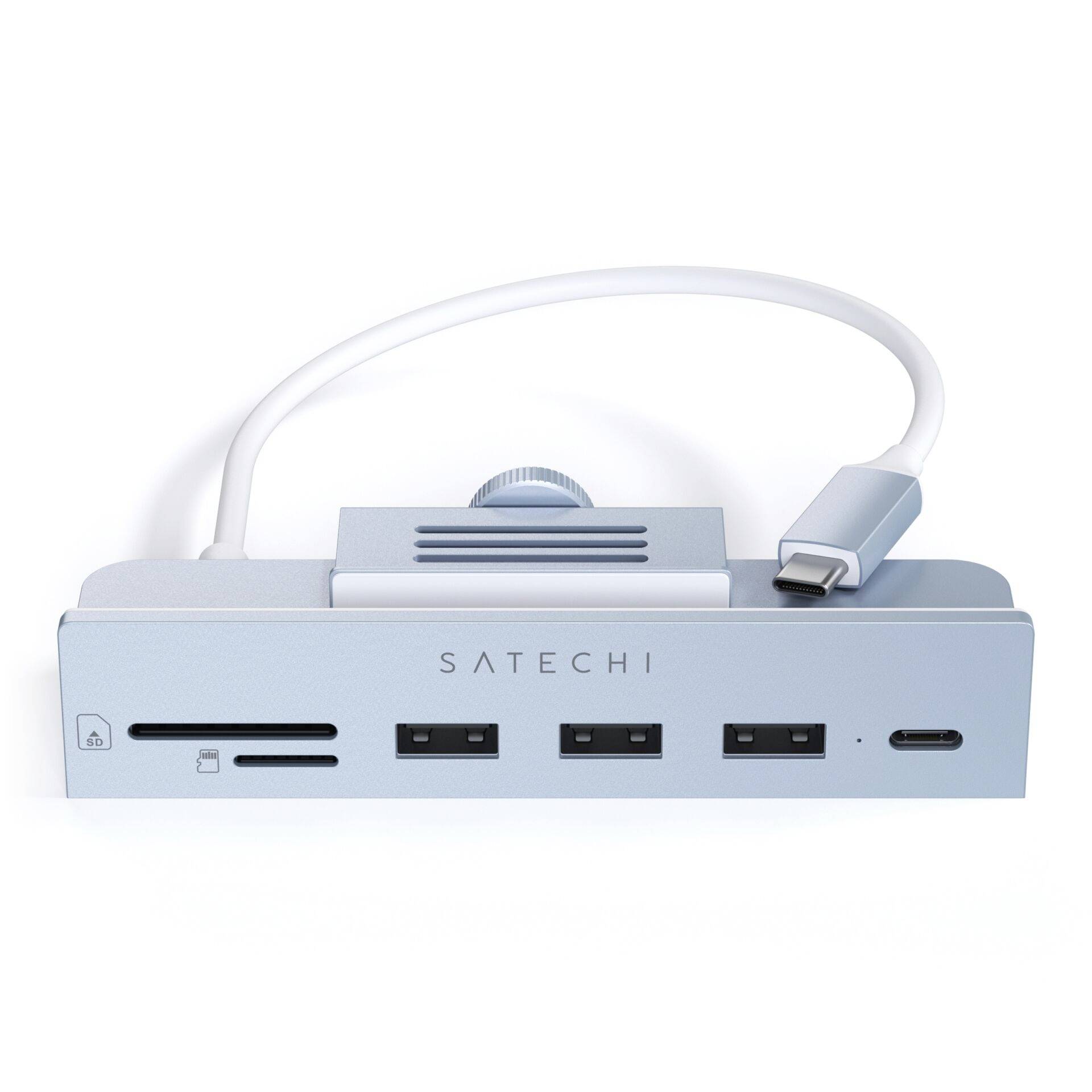 Hub USB-C in argento con lettore di schede SD, tre porte USB-A e una porta USB-C. Marca 'Satechi'.