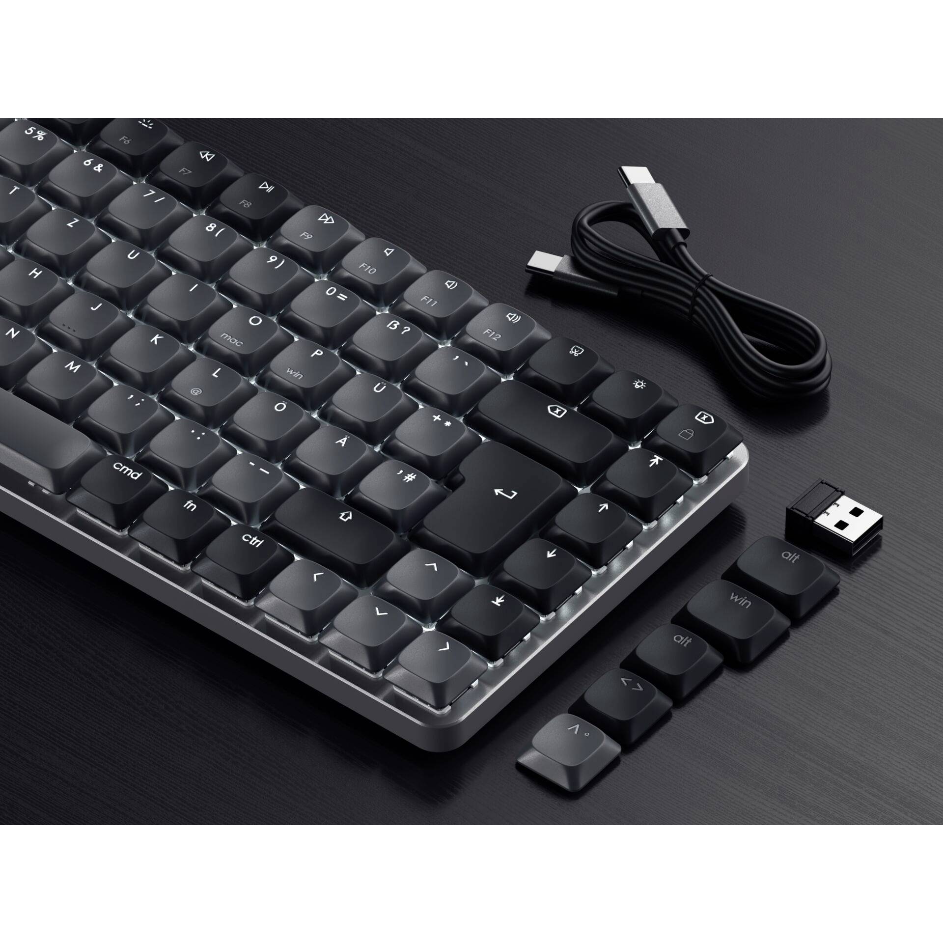 Tastiera con tasti rimovibili e ricevitore USB, con un cavo USB laterale. Design moderno, adatta agli appassionati di tecnologia.