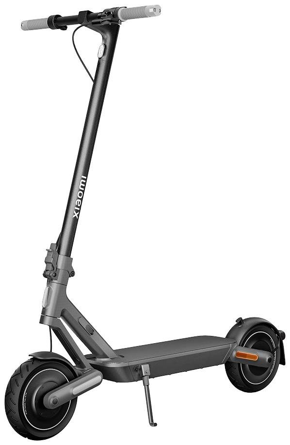 Un monopattino elettrico nero dal design snello, con pneumatici spessi e meccanismo pieghevole, posizionato su un supporto.