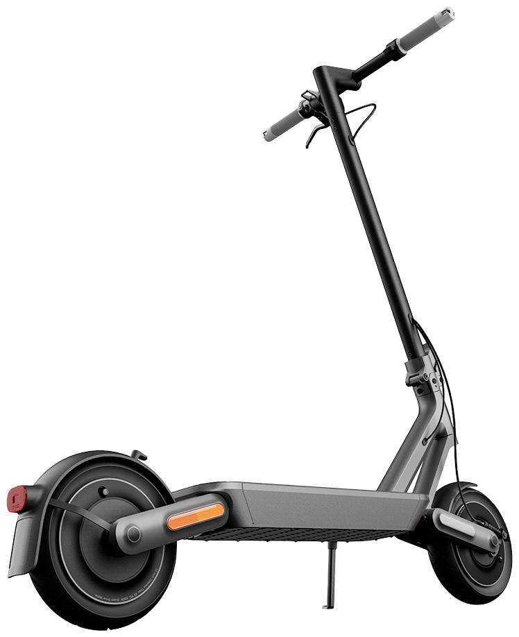 Scooter elettrico con telaio nero, pneumatici e manubrio moderni, ripreso da un'angolazione diagonale. Adatto per la mobilità urbana.
