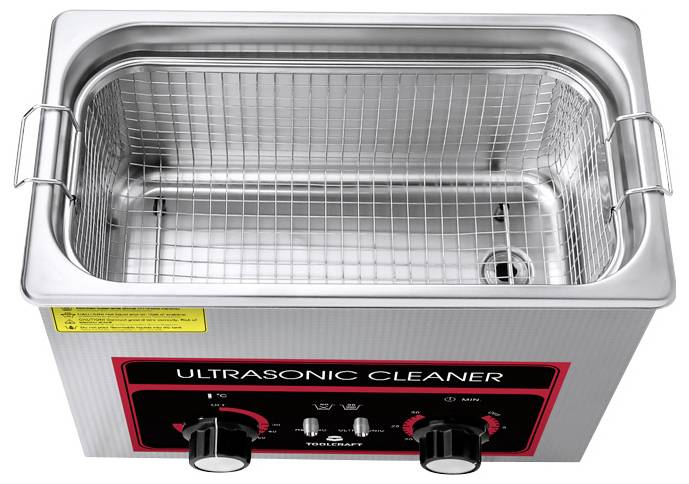 Un pulitore a ultrasuoni con cestello metallico, idoneo per la pulizia di piccoli oggetti mediante tecnologia a ultrasuoni.
