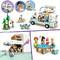 Bambini giocano con un set di camper giocattolo. Il set include personaggi, un tavolo, alberi e un cane. Un personaggio sta guidando una bicicletta.