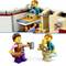 Due minifigure LEGO sono in uno scompartimento ferroviario, una seduta con una tazza, l'altra in piedi con un bambino. Sotto, una tiene una tazza, l'altra un bambino e un biberon.