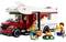 Set di Lego con camper e personaggi: Un uomo suona la chitarra accanto al fuoco, una donna tiene in braccio un bambino. Sullo sfondo, il camper.