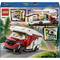 L'immagine mostra una confezione di un set LEGO di un camper. Sulla scatola sono visibili il modello assemblato e le relative minifigure.