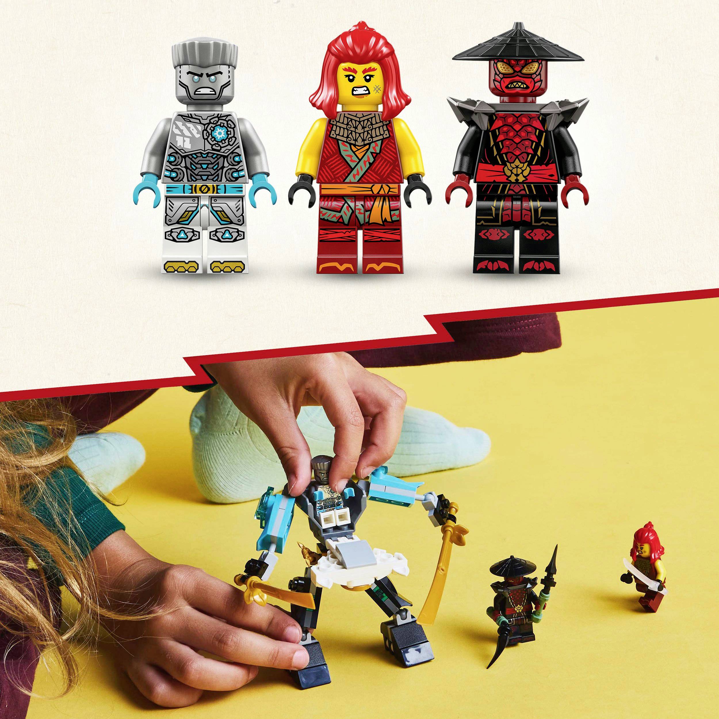 Tre figure giocattolo in armature rosse, nere e blu; sotto di esse mani che giocano con una figura di robot e piccole statuette.