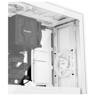 Vista interna di un case per computer bianco con sistema di raffreddamento. Componenti visibili: ventole, scheda madre e dissipatore CPU be quiet!