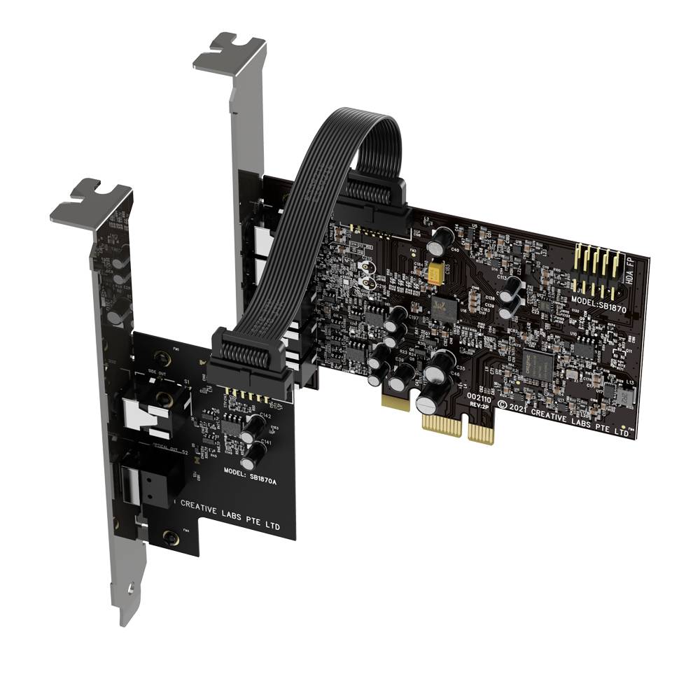 Due schede audio con connessioni PCIe e un cavo di collegamento tra di esse, in posizione verticale, mostrano l'elettronica e gli slot.