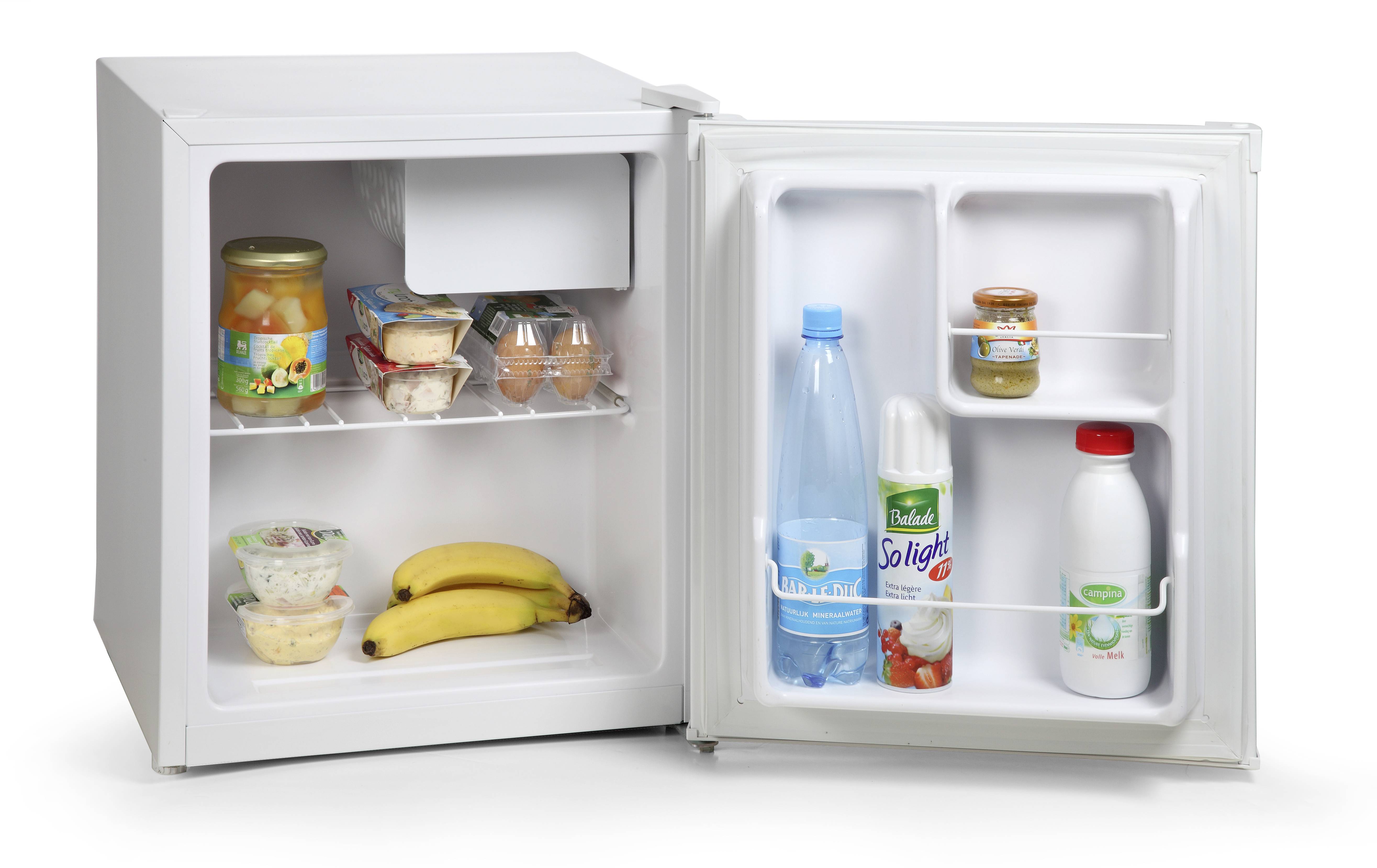 Un piccolo frigorifero aperto mostra diversi alimenti: vasetti di vetro, uova, banane, bottiglia d'acqua, panna e latte.