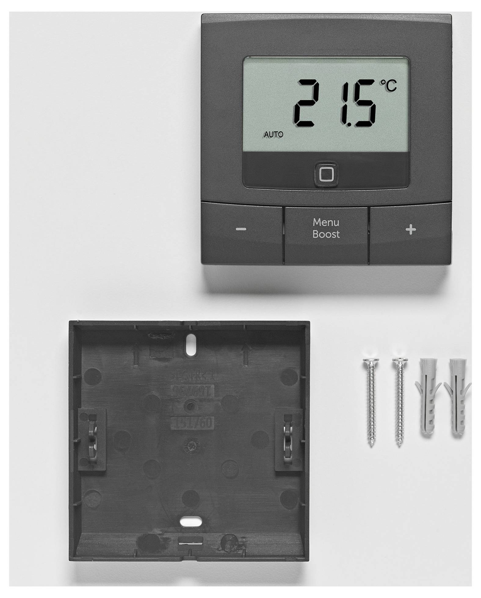 Un termostato mostra '21,5°C' con tasti per 'Menu' e 'Boost'. Accanto un supporto a parete e viti per l'installazione.