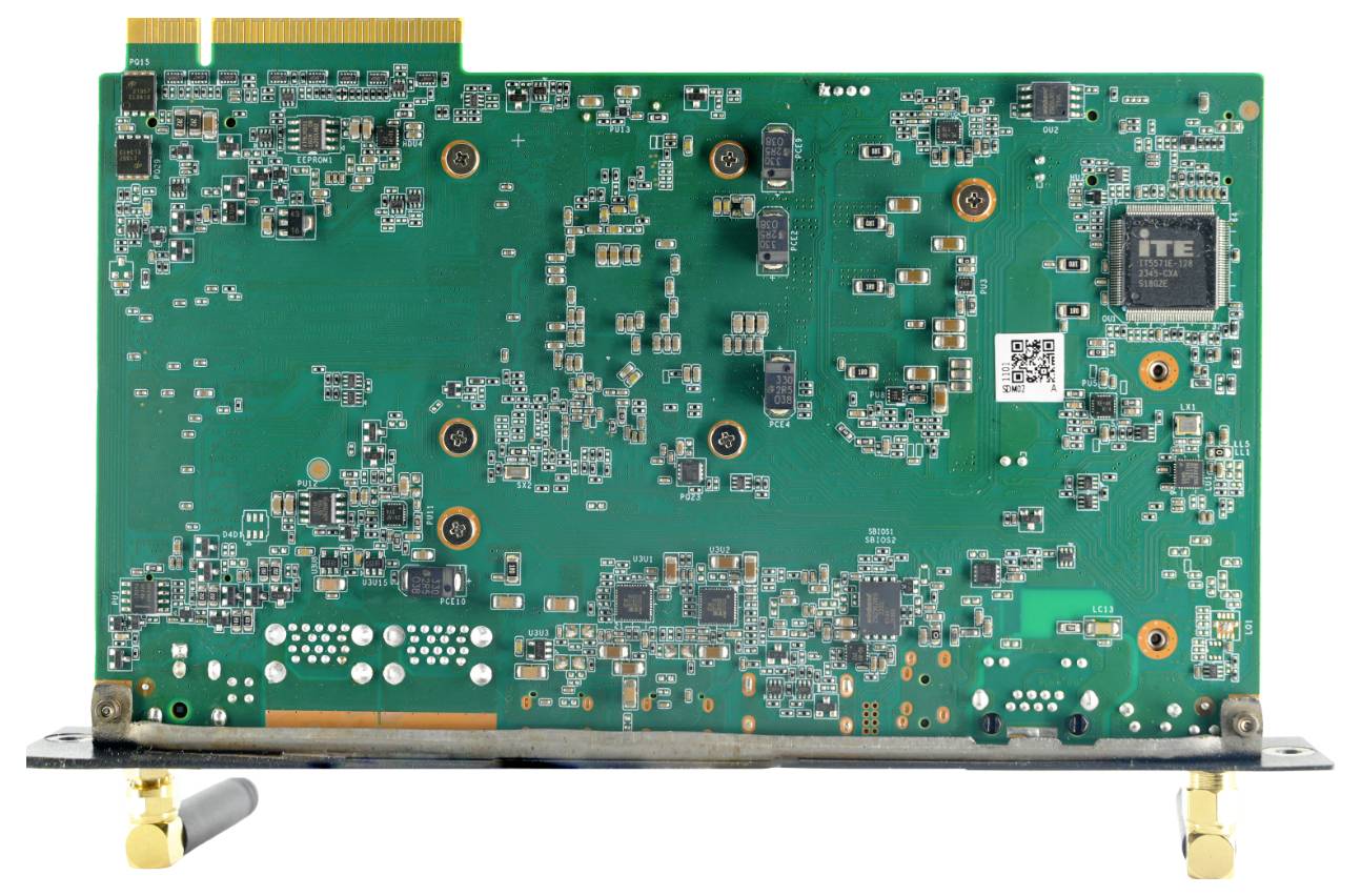 Una scheda verde con vari componenti elettronici; in alto a sinistra un connettore giallo, in basso connettori di antenna dorati.