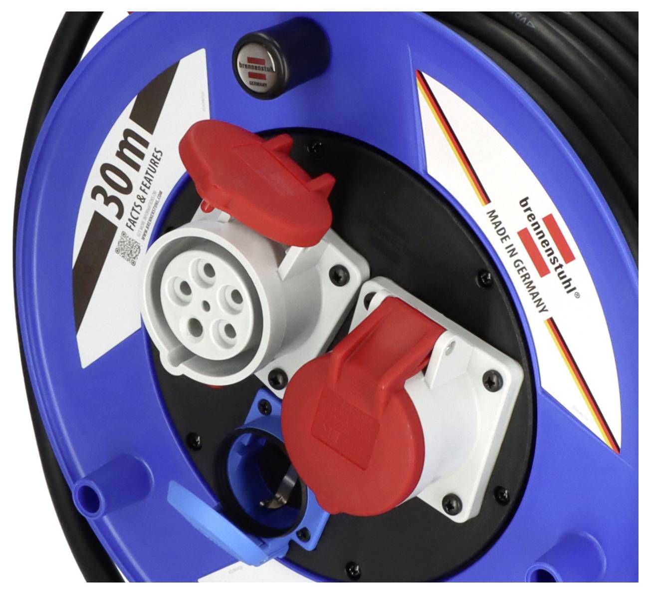 Primo piano di un avvolgicavo Brennenstuhl blu con due prese di corrente coperte di rosso e un cavo nero avvolto intorno ad esso, etichettato "30 m" e "Made in Germany".