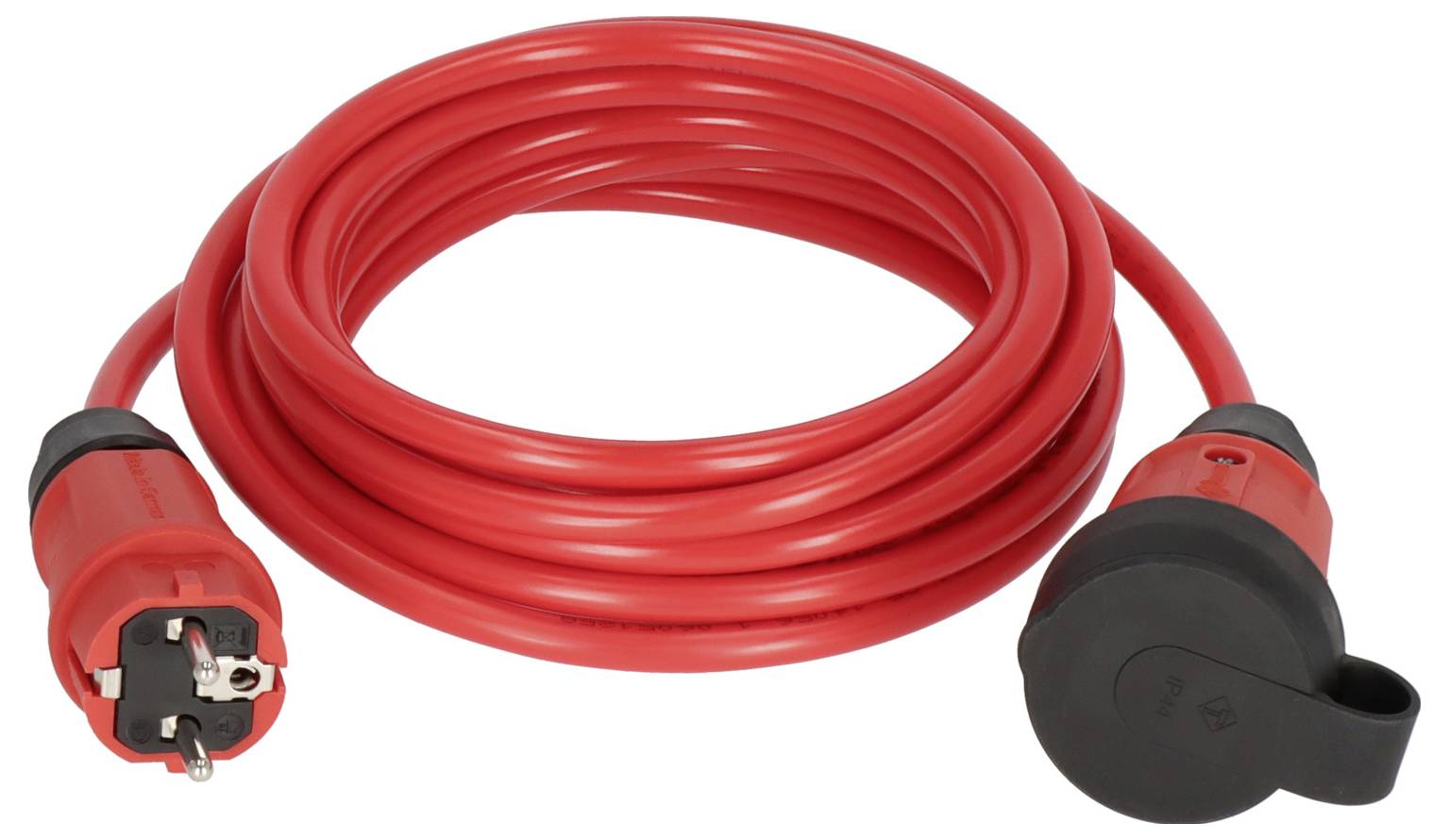Cavo di prolunga elettrico rosso arrotolato con spina con messa a terra e cappuccio protettivo presa di corrente su sfondo bianco.