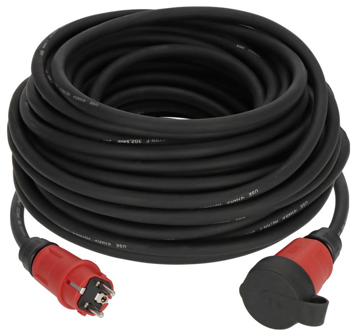 Cavo di alimentazione nero arrotolato con spina industriale rossa e connettore con cappuccio nero su sfondo bianco.