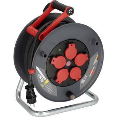 Avvolgicavo portatile con quattro prese di corrente rosse, cavo nero e supporto in metallo su sfondo bianco.