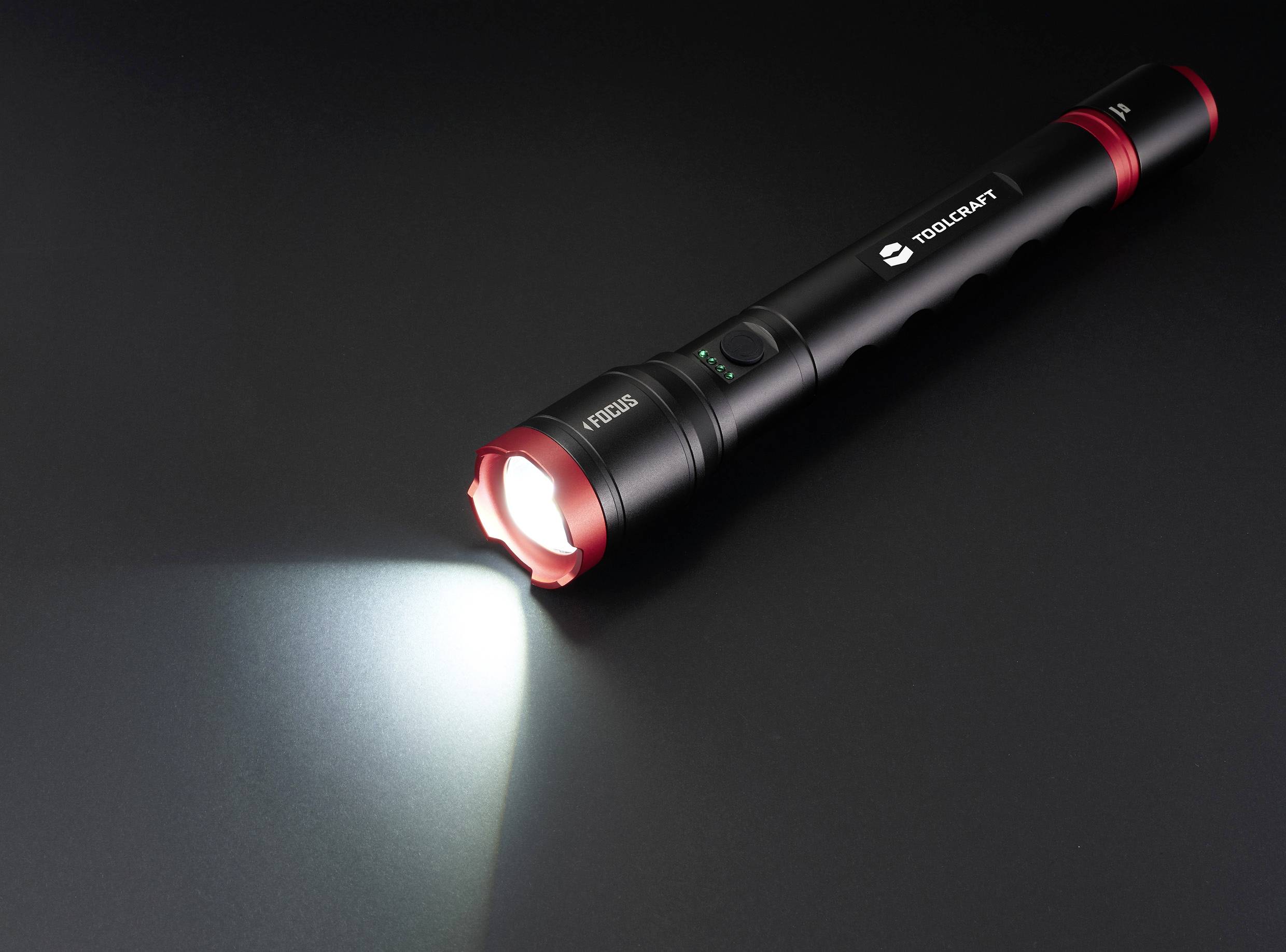 Torcia elettrica che emana luce intensa su sfondo nero.