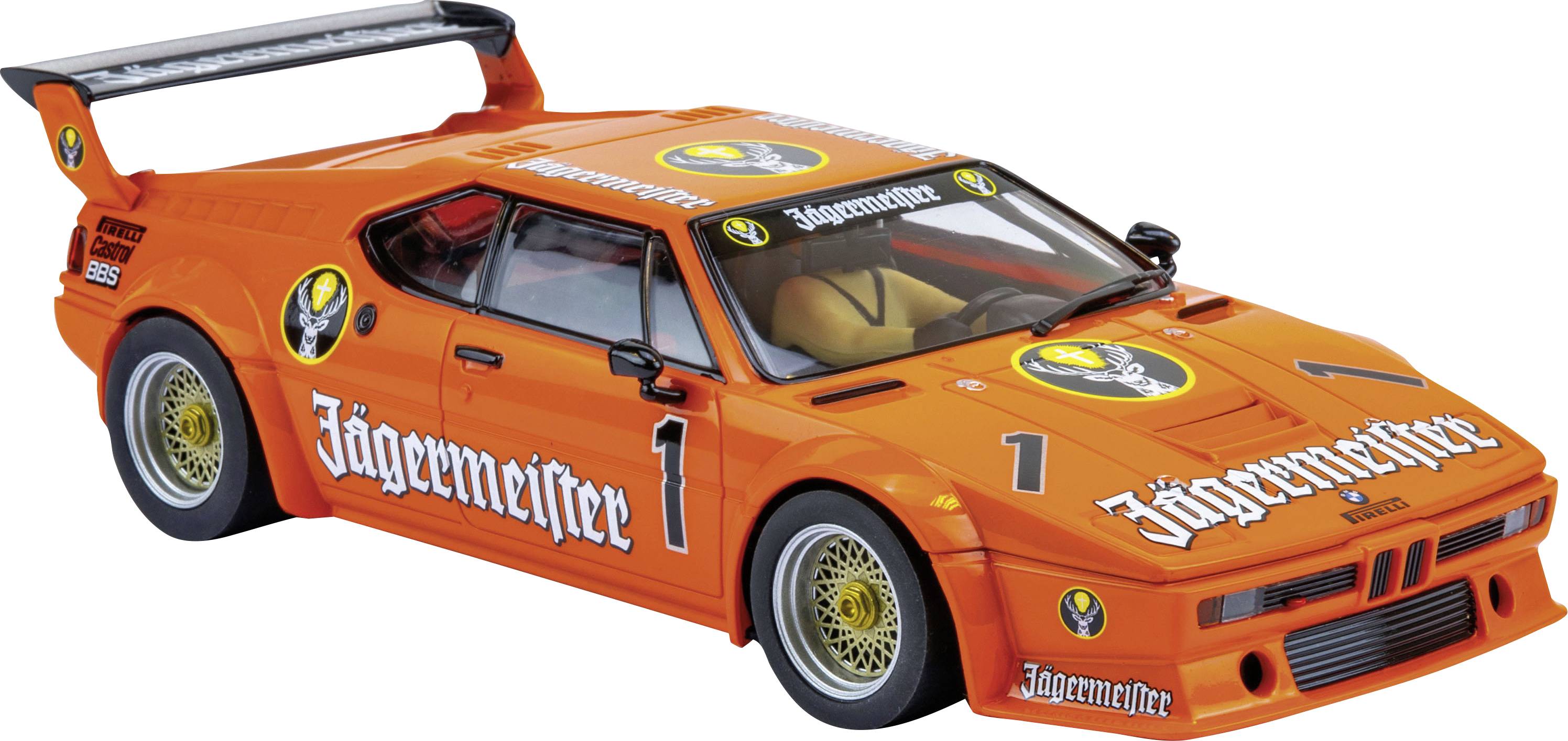 Macchina da corsa arancione con grande spoiler posteriore, adesivi del marchio 'Jägermeister' e il numero '1' sul cofano e sulle portiere.
