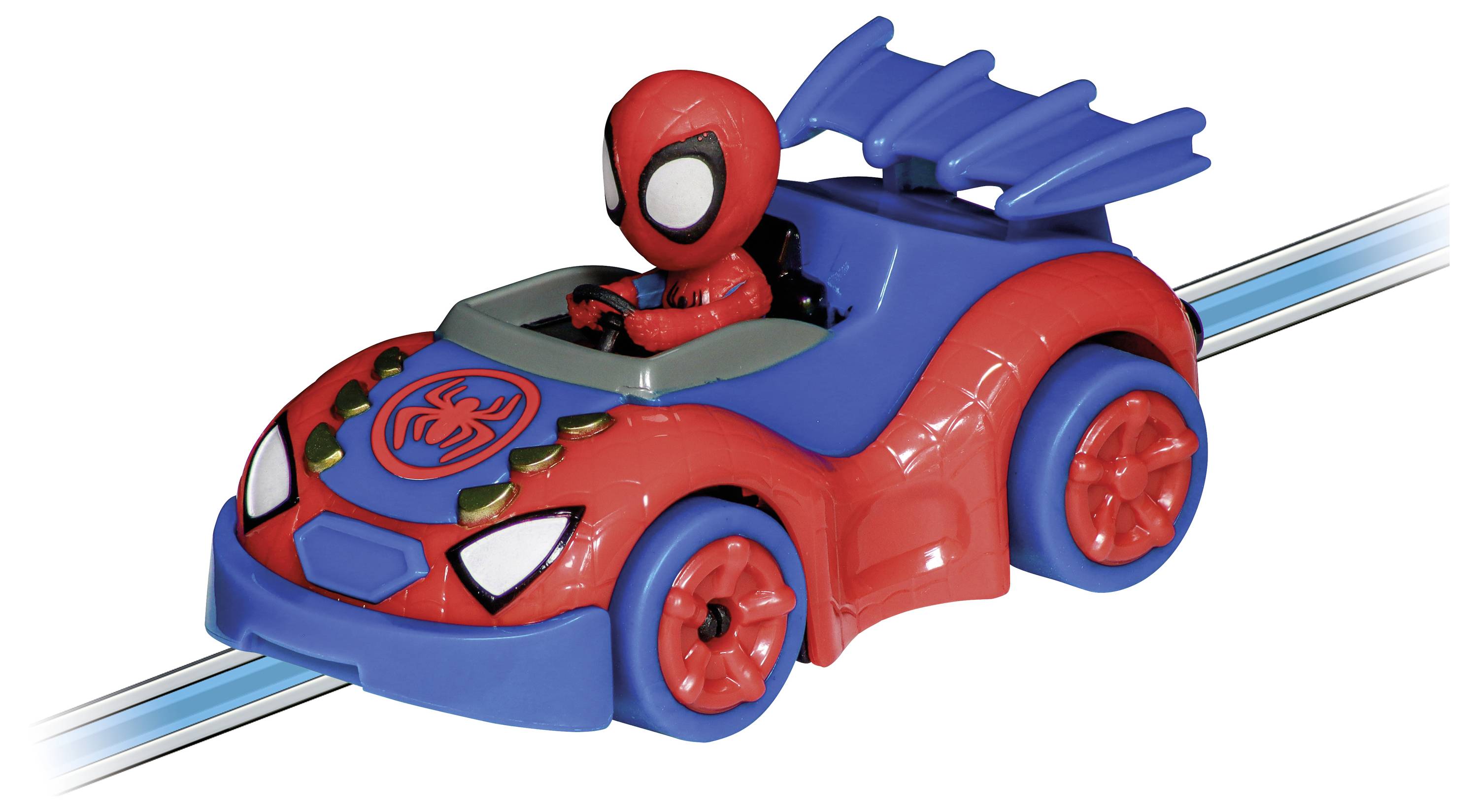 Un'auto giocattolo in stile Spiderman su un binario. È rosso e blu e viene guidata da una piccola figura coordinata.