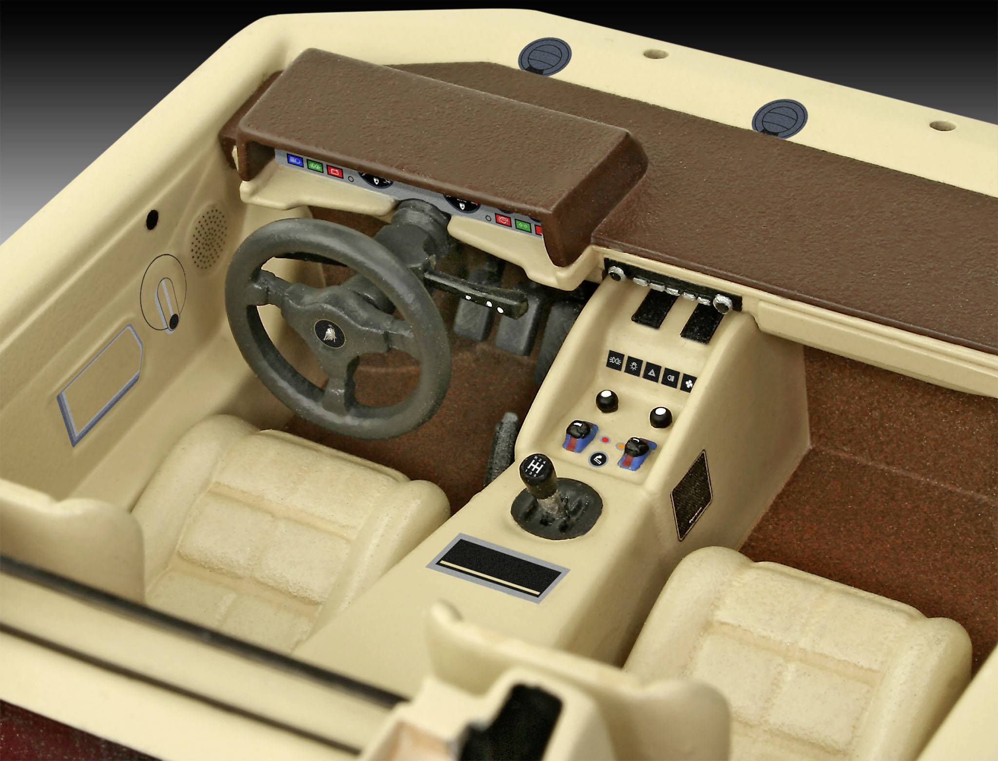 Interno di un'auto d'epoca con rivestimenti in pelle beige. Dettagli visibili includono il volante, la leva del cambio e i comandi del cruscotto.