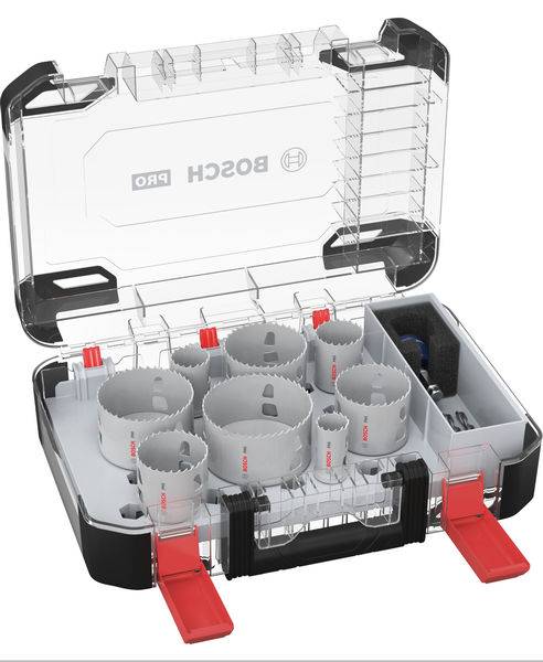 Una valigetta aperta con un set di seghe a tazza Bosch. Diversi inserti per seghe a tazza sono ordinatamente disposti, con accessori sul lato.