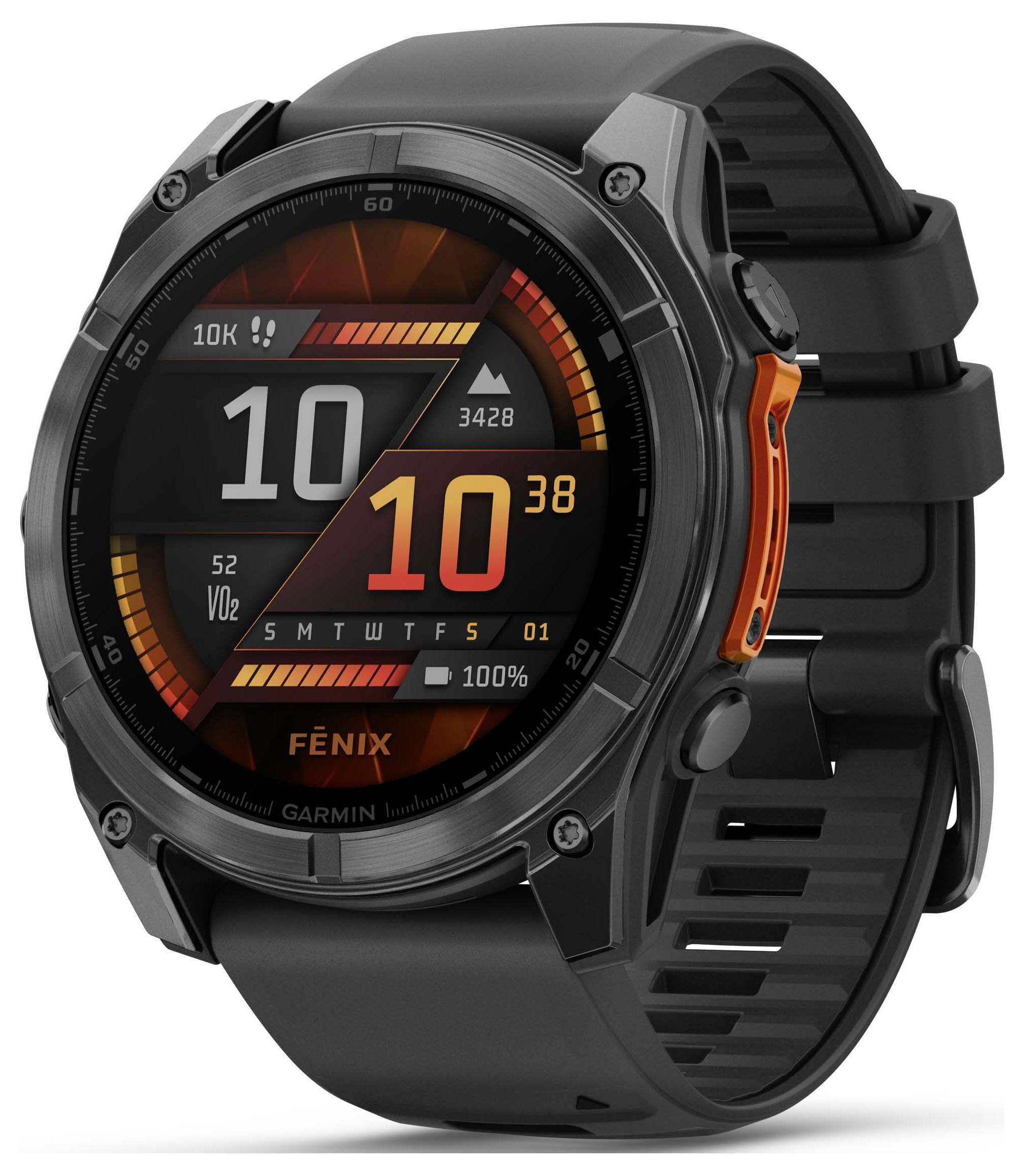 Un smartwatch grigia con dettagli arancioni mostra l'ora (10:38) e informazioni fitness, come VO2 max e numero di passi.