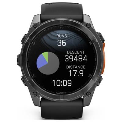 Smartwatch mostra statistiche: 36 corse, dislivello 39.484, distanza 17,9, ora 10:09. Grafico a torta a destra. Custodia nera, dettaglio arancione.