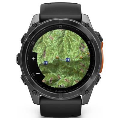 Un smartwatch mostra una mappa topografica con linee di livello, segnalazioni di percorso e una scala delle distanze di 0,8 miglia.