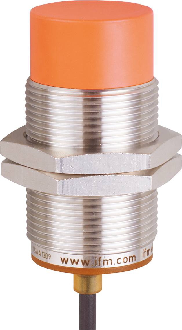 Sensore metallico con testa arancione, utilizzato per il rilevamento di oggetti in applicazioni industriali. Forma rettangolare e cilindrica.