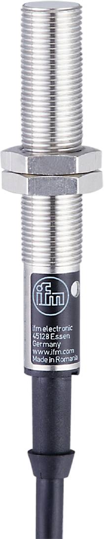 Un sensore cilindrico con superficie argentata e nera, che mostra il logo 'ifm' sul lato frontale.