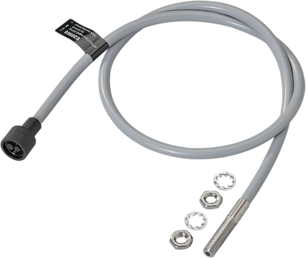 Un cavo sensore grigio con connettore e un lungo filetto, accanto a tre dadi per il fissaggio.