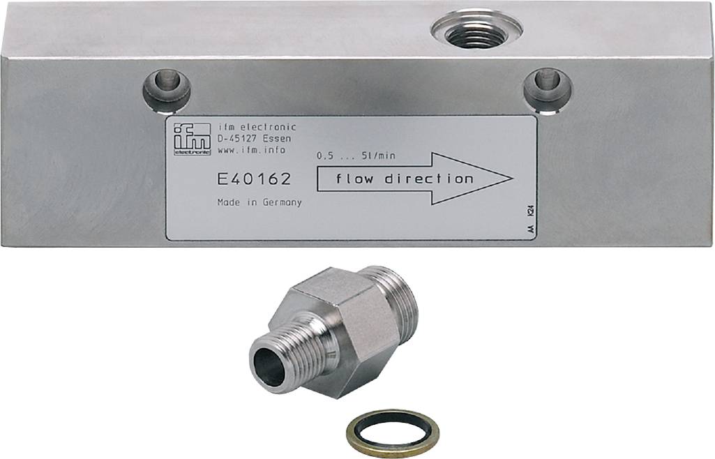 Componente metallica con scritta 'direzione del flusso', ugello anteriore, guarnizione accanto; dispositivo per la misurazione del flusso, IFM Electronic.