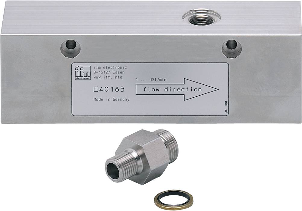 Dispositivo metallico per la misurazione del flusso con freccia indicante la 'direzione del flusso' e testo 'Made in Germany', indicazione della direzione del flusso.
